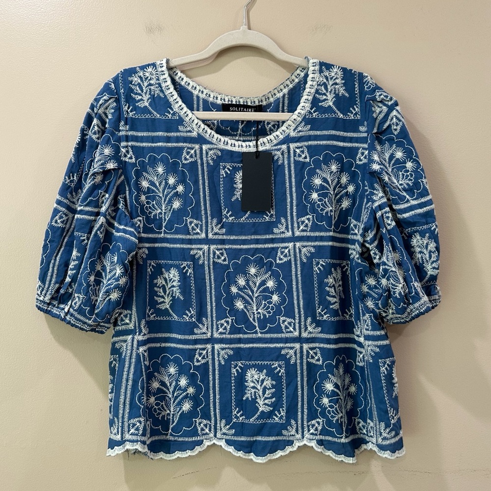 New Solitaire Womens L Blue White Embroidered Tile Print Blouse Puff Sleeve Top